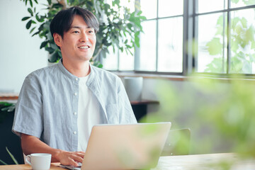 仕事する男性（笑顔）
