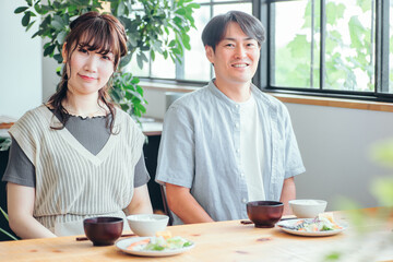 食事をする男女（食事前）
