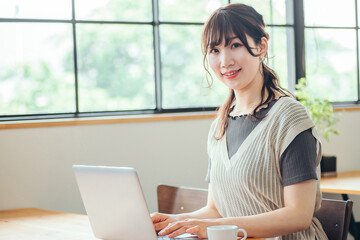おしゃれな空間でパソコンを使う女性（仕事）
