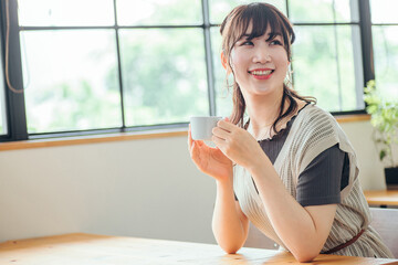 カフェでドリンクを飲む女性
