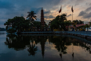 Obraz premium HANOI, VIETNAM, 4 JANUARY 2020: Beautiful sunset over the Tran Quoc Pagoda of Hanoi