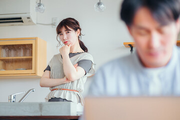 家事をしながら男性を疑う女性（夫婦喧嘩）  © buritora