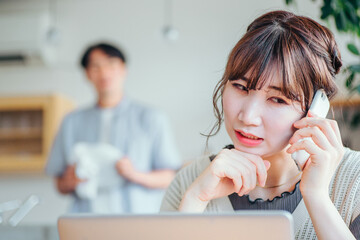 スマホを見て落ち込む女性と心配する男性
