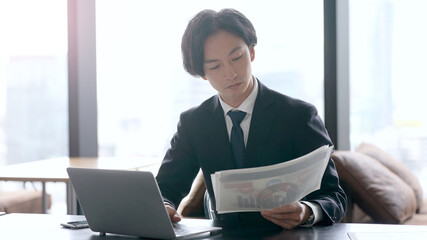 オフィスでデスクワークをするビジネスマン