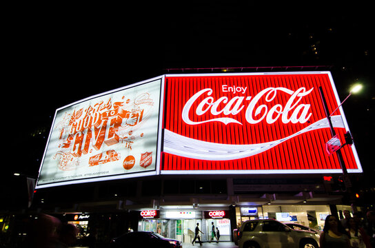 SYDNEY, AUSTRALIA. – On December 18, 2017. - The Coca-Cola Billboard At The Top Of William Street, Kings Cross, Sydney At Night.