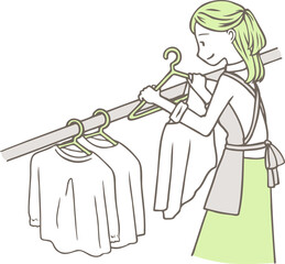 洗濯物を干す女性