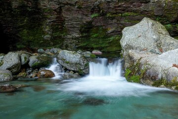 Naklejka na ściany i meble 中津渓谷で見た大きな岩から流れ出るように見える渓流の情景＠高知