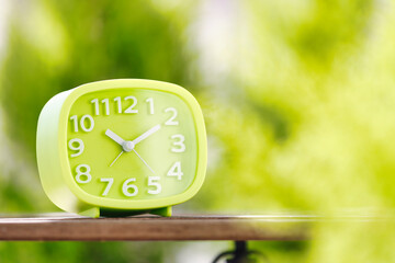 時計と緑ぼかし背景