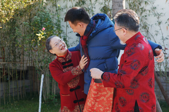 The young man go home visit parents in Spring Festival