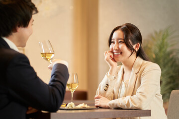 レストランでデートをするアジア人のカップル