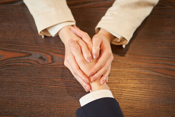 男性の手を握る女性の手