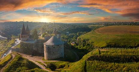 Luchtfoto van het romantische stenen middeleeuwse kasteel op de top van de berg tijdens zonnige zomerdag.