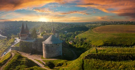 Fototapete Romantischer Stil Luftaufnahme der romantischen mittelalterlichen Burg aus Stein auf dem Berg an sonnigen Sommertagen.
