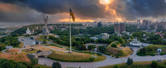 Luchtpanorama van het Moedermoederlandmonument in Kiev. Historische bezienswaardigheden van Oekraïne. Prachtig schilderachtig uitzicht op Kiev.