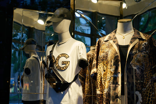 Mode der Marke Dolce & Gabbana in einem Schaufenster in einer beliebten Einkaufsstra&szlig;e in Berlin