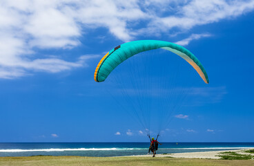 Parapente en phase d’atterrissage, spot de Saint-Leu, île de la Réunion 