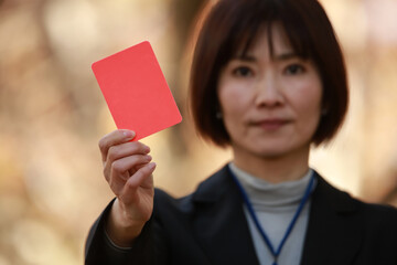 レッドカードを出す女性社員