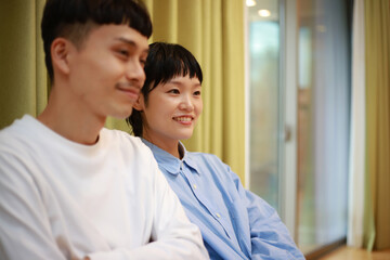テレビを観る夫婦