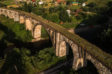 Photo sur Plexiglas Viaduc de Landwasser Le viaduc le plus grand et le plus ancien d& 39 Ukraine, un pont ferroviaire en brique et ancien.