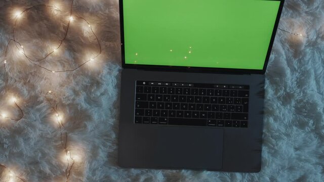 Computer su tappeto bianco con cuori e regali per san valentino