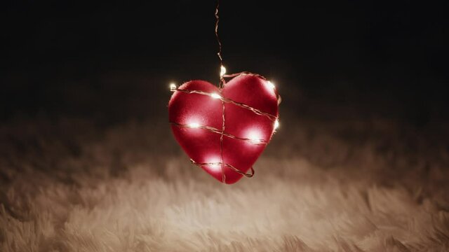 Cuore rosso su tappeto bianco con striscia luci led