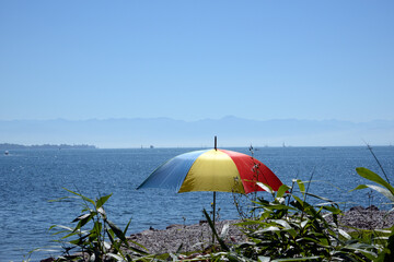 Bunter Sonnenschirm am Bodenseeufer