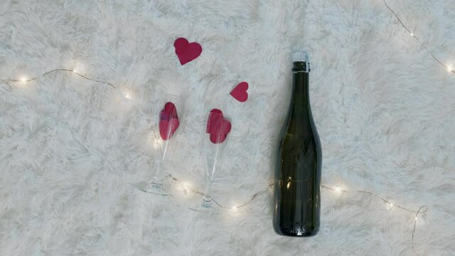 calici di Champagne per san Valentino su tappeto sfondo bianco