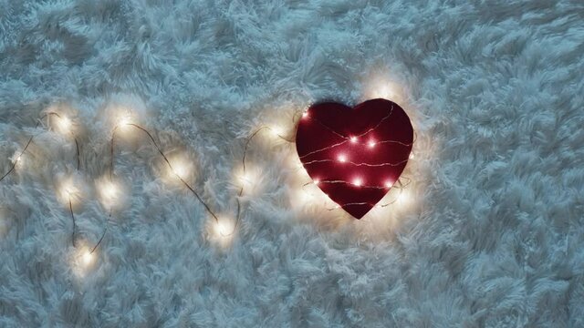 Sfondo per san Valentino con cuori e tappeto bianco 
