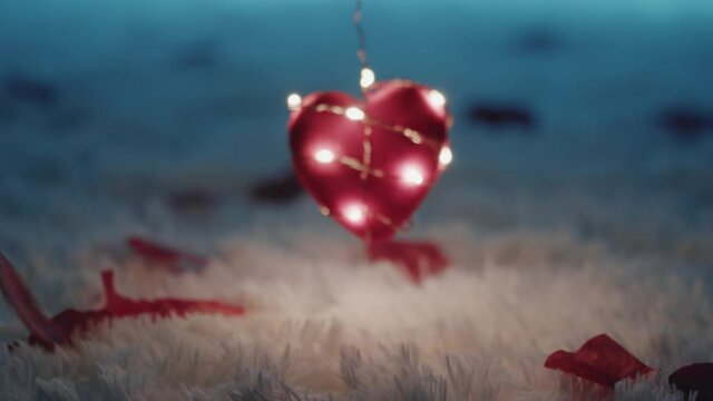 Cuore rosso su tappeto bianco con striscia luci led
