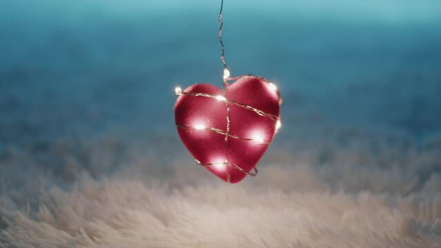 Cuore rosso su tappeto bianco con striscia luci led