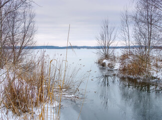 Gräbendorfer See im Lausitzer Seenland im Winter, Deutschland - Graebendorfer Lake in Lusatian Lake District in winter - obrazy, fototapety, plakaty