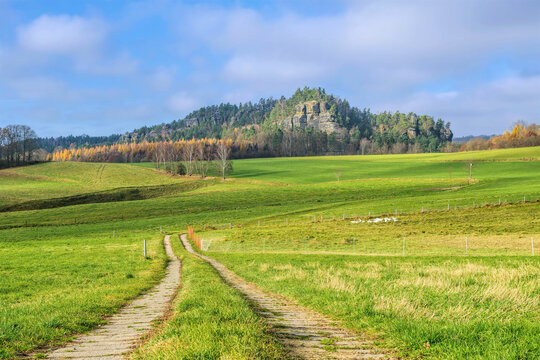 der Berg Rauenstein in der S&auml;chsischen Schweiz - mountain Rauenstein in Elbe Sandstone Mountains, Germany
