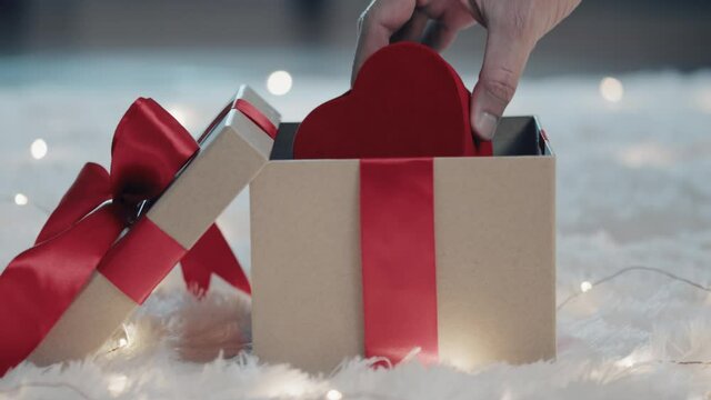 Scatole regalo per la festa degli innamorati di san Valentino su tappeto bianco