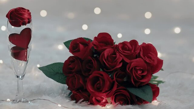 Rose rosse su tappeto bianco con sfondo di luci led