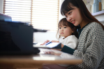 写真をプリントする親子