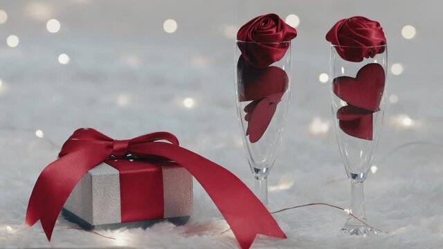 calici di Champagne per san Valentino su tappeto sfondo bianco