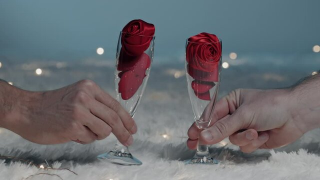 calici di Champagne per san Valentino su tappeto sfondo bianco