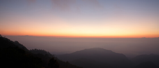Obraz premium Beautiful view of mountains and white mist