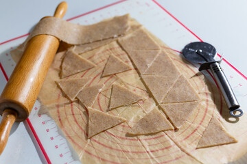 Step by step, keto-friendly nachos are prepared with mozzarella, almond flour and psyllium. A keto snack for the ketogenic diet.