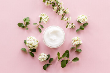 Obraz na płótnie Canvas White spa medical herbal cosmetic with blossoms flowers