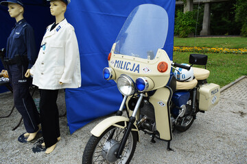 Motocykl służbowy milicji obywatelskiej na wystawie.  - obrazy, fototapety, plakaty
