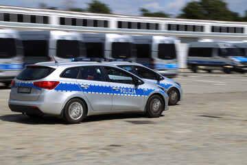Policjanci wydziału prewencji  polskiej policji w mieście © FotoDax