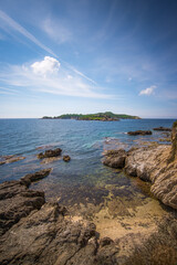 baie naturel de la côte d'Azur en été avec ciel bleu