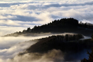 Blick vom Geiersnest auf Berggipfel im Nebel