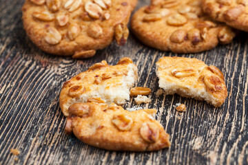 round cookies with roasted peanuts