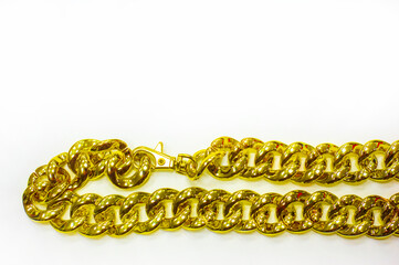 Gold chain to be worn around the neck. A chain is a sequential assembly of connected parts, made of gold, with an overall character similar to that of rope in that it is flexible and curved