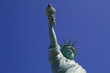 Fototapeta premium Statue of Liberty with blue sky background