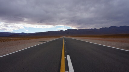 Naklejka premium straight asphalt street in high altitude area