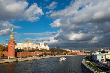 Obraz premium View of the Moscow Kremlin and pleasure cruise ship on the Moscow River on a autumn day