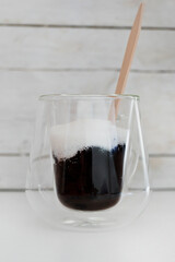 Café con azúcar en taza de cristal